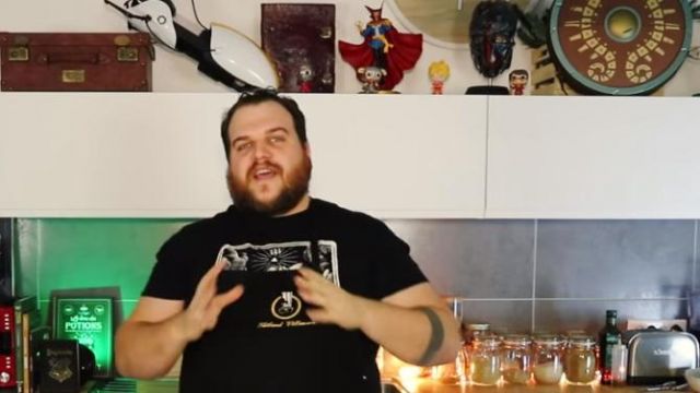 La figura de quidditch Funko Pop Harry Potter de Gastronogeek (Thibaud Villanova) en su video "Receta Batman Le Defi - La Vichyssoise"