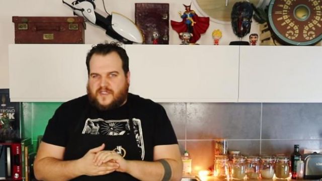 The figurine Funko Pop Dovahkiin (Skyrim) Gastronogeek (Thibaud Villanova) in his video "Recipe Batman The Defi - The Vichyssoise"
