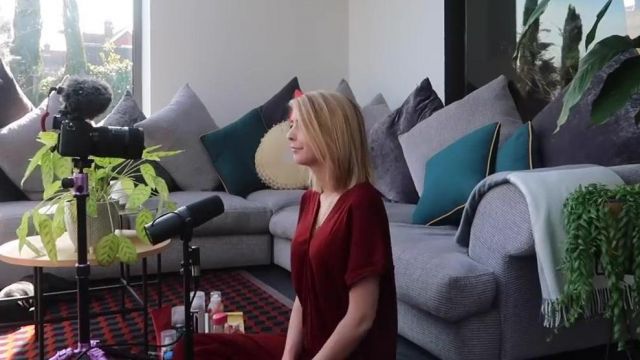 La combinaison à manches courtes bordeaux de Zoella (Zoe Sugg) sur sa chaîne Youtube MoreZoella