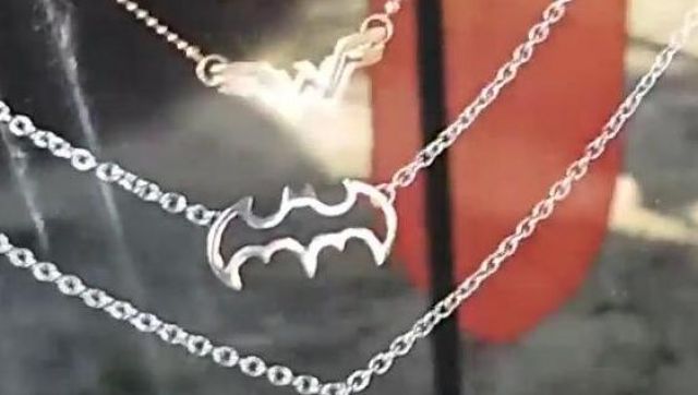 Pendant batman seen in Vlog - LinksTheSun to Geek Faëries 2018 Linksthesun