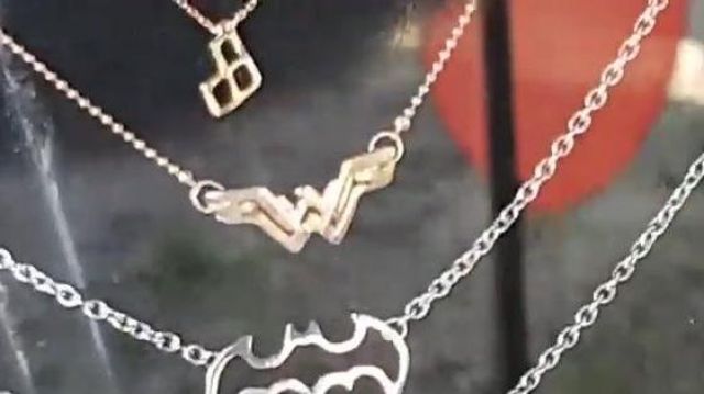 Colgante HARLEY QUINN visto en Vlog - LinksTheSun en The Geek Faëries 2018 de Linksthesun