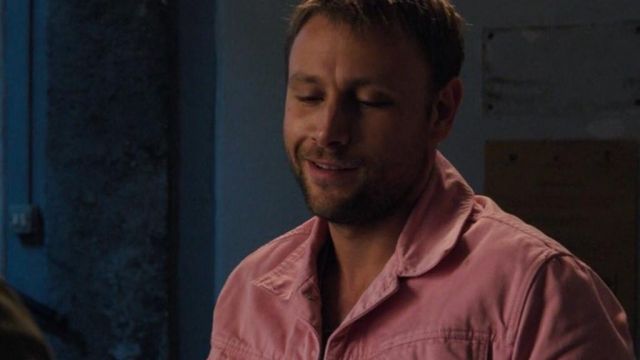 Veste rose porté par Wolfgang Bogdanow (Max Riemelt) comme on le voit dans Sense8 S02E12