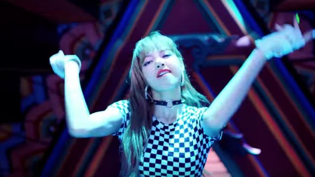 The crop top in a checkerboard of Lisa in the clip DDU-DDU-THE of Blackpink