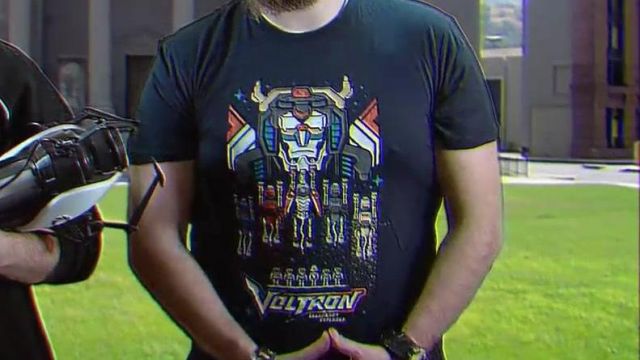 t shirt Voltron Legendary Defender Transformers vu dans Chansons françaises : le moment où ça a merdé (critique) de Linksthesun