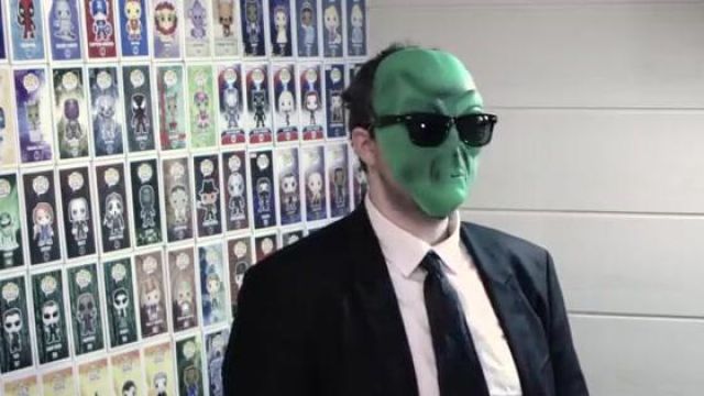 masque alien vu dans On cuisine la tourte de K des Men in Black ! (feat. les géniteurs) de Linksthesun