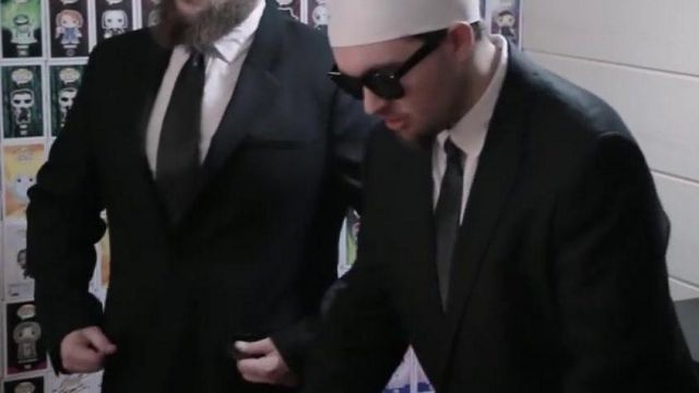 suit jacket in black seen in One kitchen pie K of Men in Black ! (feat. the broodstock) of Linksthesun