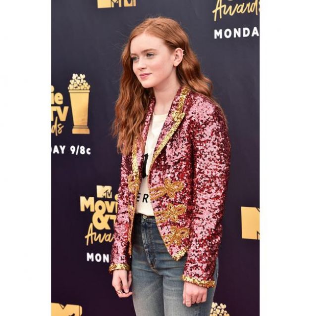 The gold ring with diamonds of Sadie Sink to the MTV Movie And TV Awards 2018