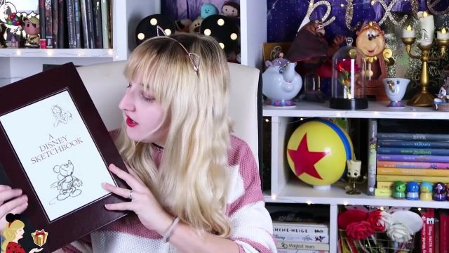 Le livre A Disney Sketchbook dans la vidéo youtube énorme haul disney et cadeaux  de Noël  de Pixietubeuse