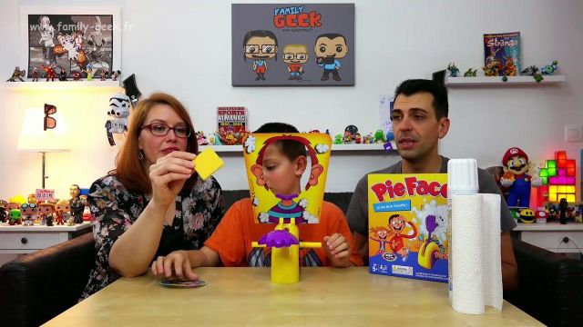 Le jeu de société pie face dans la vidéo youtube pie face challenge fun et fail en famille de Family Geek