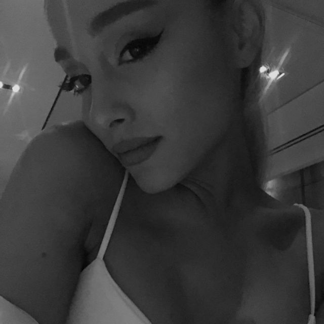 The Crop Top Shrug That Door Ariana Grande On Her Post Instagram Spotern