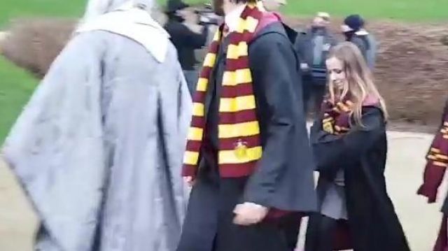 scarf Gryffindor seen in Vlog - On the set of the Player of the Attic ! of Linksthesun