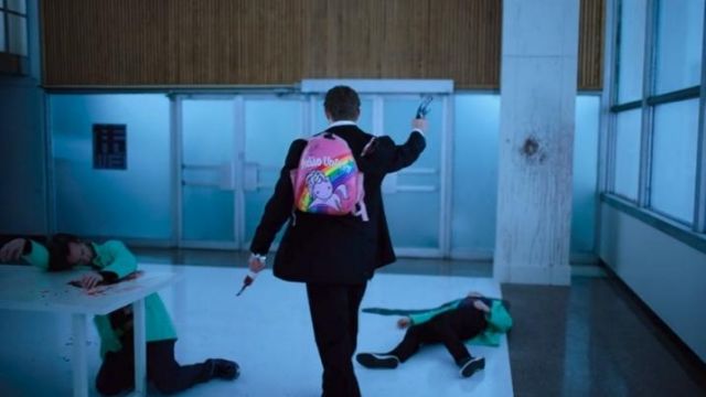 The backpack pink Hello Unicorn of Takeshi Kovacs (Joel Kinnaman) in Altered Carbon S01E04