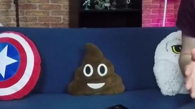 Le coussin émoji caca couleur marron dans la vidéo YouTube REACTION au trailer de MOWGLI de ANDY SERKIS