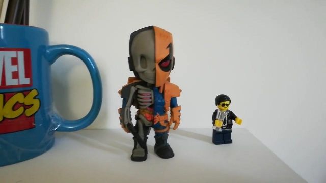 La figurine X Ray Deathstroke dans la vidéo YouTube Il a autant de BLU-RAY qu'un MAGASIN ! - Vos COLLECTIONS geek de La chaîne du Geek