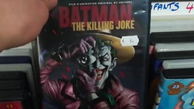 El DVD Batman: La broma asesina en el video de YouTube ¡Cambio de CIUDAD  para buscar cómics! #VLOG de The Geek Channel | Spotern