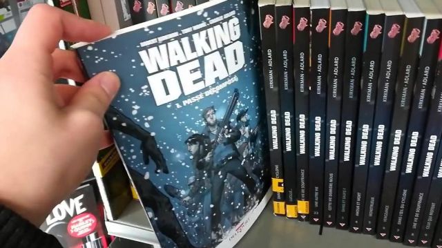Le livre Walking Dead - Passé décomposé dans la vidéo YouTube A LA