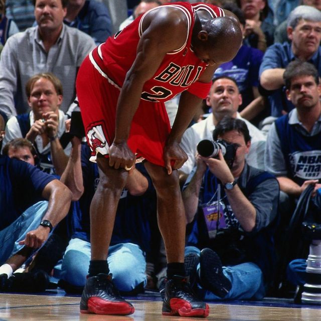 Les Nike Air Jordan 12 Retro rouge et noir de Michael Jordan sur l ...