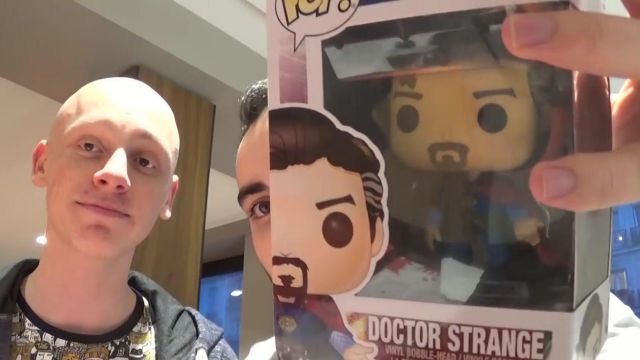 The figurine Funko Pop Dr. Strange Marvel in the YouTube video in THE SEARCH Of A FIGURINE ! #VLOG of The chain of the Geek