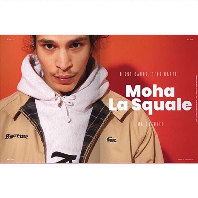 Le sweatshirt à capuche gris Su­preme "Ara­bic" de Moha La Squale sur son compte Instagram
