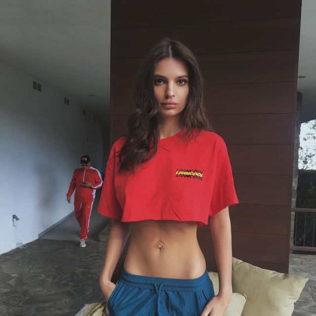 The crop top red Livincool "world logo" worn by Emily Ratajkowski on his account Instagram