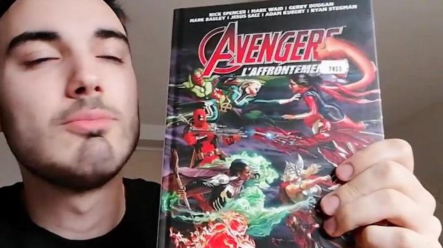 El libro Avengers the Confrontation Volumen 1 en el vídeo de YouTube GEEK SHOPS en AIX EN PROVENCE? #VLOG de The Geek Channel