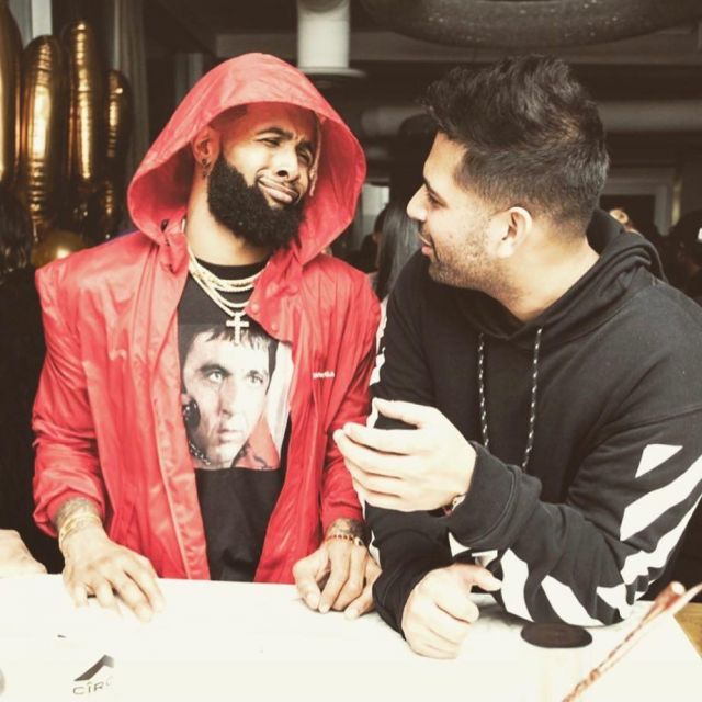 The black t-shirt Supreme 'Scarface' brought by Odell Bekham Jr on his account Instagram