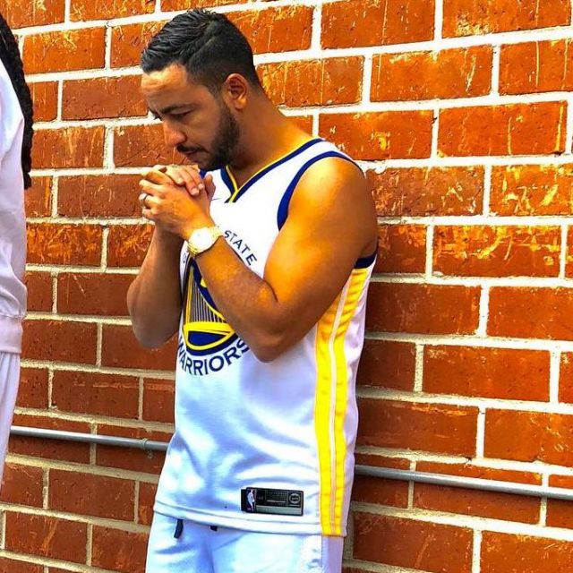Le maillot de basket des Golden States Warrior porté par Lacrim sur un post Instagram