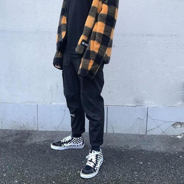 The pair of Vans High checkered black and white on the account Instagram of The Routine
