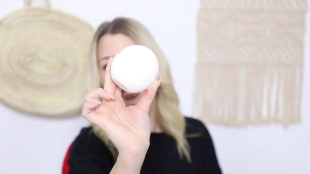 The bath bomb Dragon's Egg to Enjoy Phoenix in her video Huge HAUL Lush