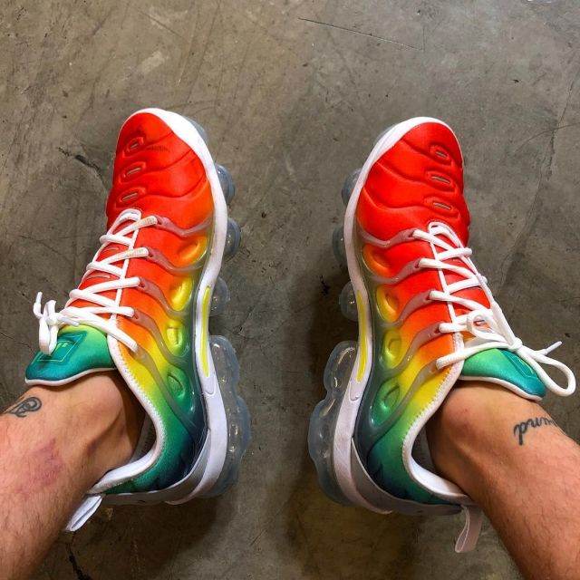 Les sneakers multicolores Nike Air Vapor Max Plus Rainbow de Sean Wotherspoon sur Instagram