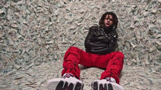 Les sneakers Nike Air More Money blanches et rouges de J. Cole dans son clip ATM