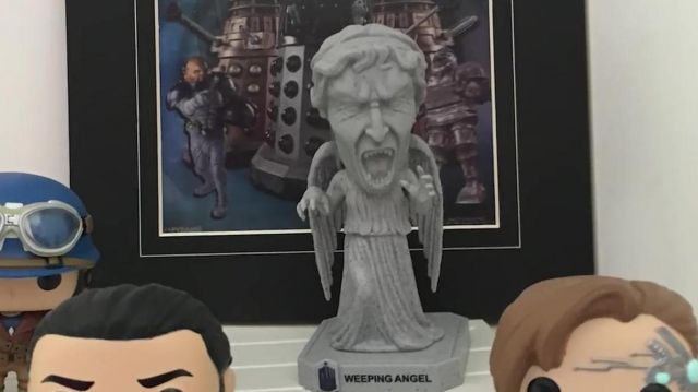 Figurine Doctor Who "weeping angel" seen in the video, "You sell the dream - Your collections Geek" of The Chain of the Geek