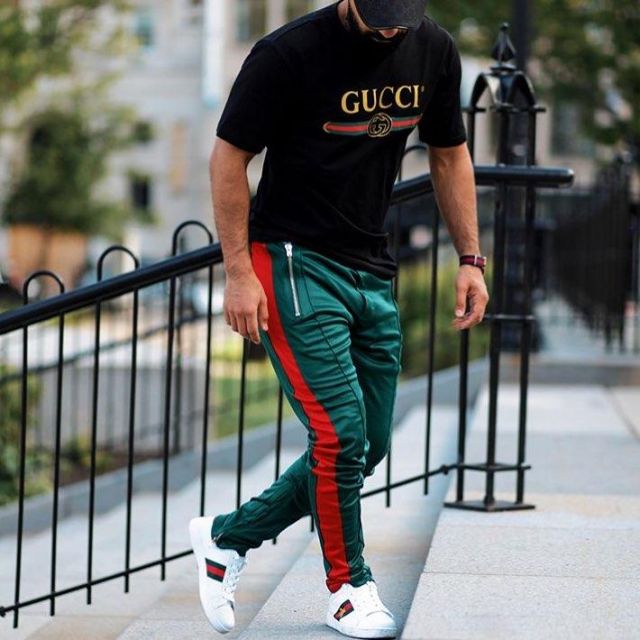 The black t-shirt with Gucci logo gold 