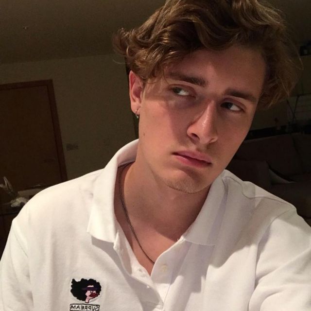 The polo white Supreme Gonz Mmar Magnus on his account Instagram