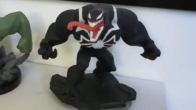 La figurine 'Disney Infinity 2.0' Marvel Super Heroes : Venom dans la Vidéo YouTube JE PRESENTE MA COLLECTION GEEK ! de La chaîne du Geek