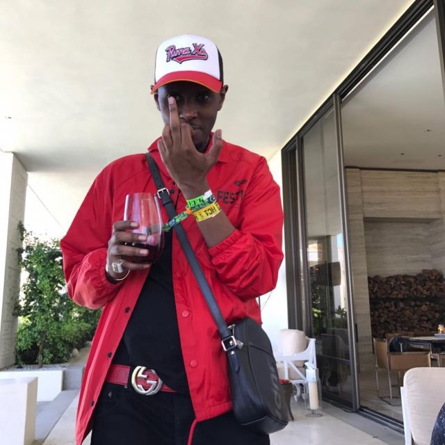 The leather belt Gucci Signature buckle double G that bears the friend of The Weeknd on his post Instagram
