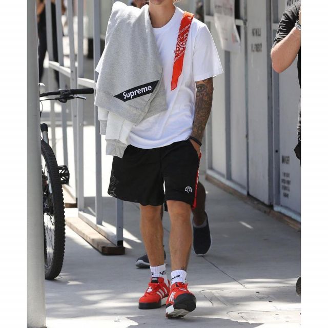 Les Adidas rouges de Justin Bieber sur le compte Instagram d'Alexander Wang