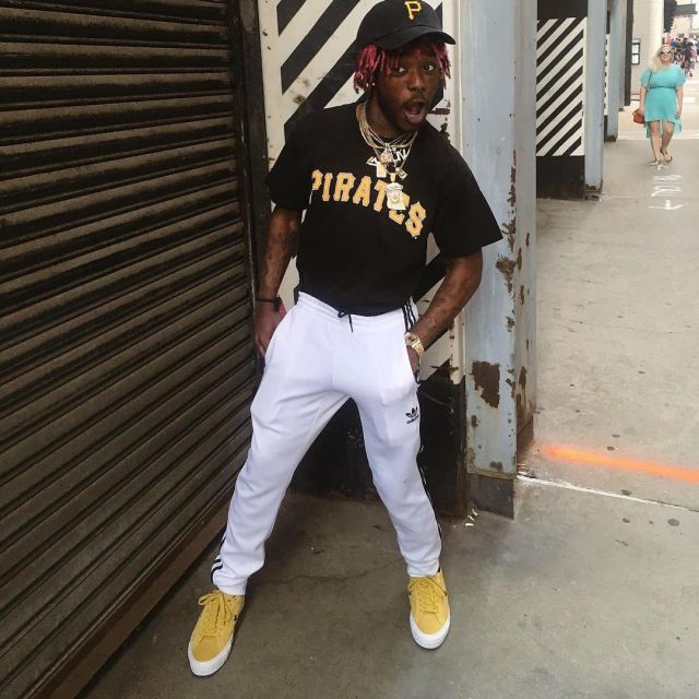 The pair of sneakers Converse yellow "one star" from Lil Uzi Vert on his account Instagram