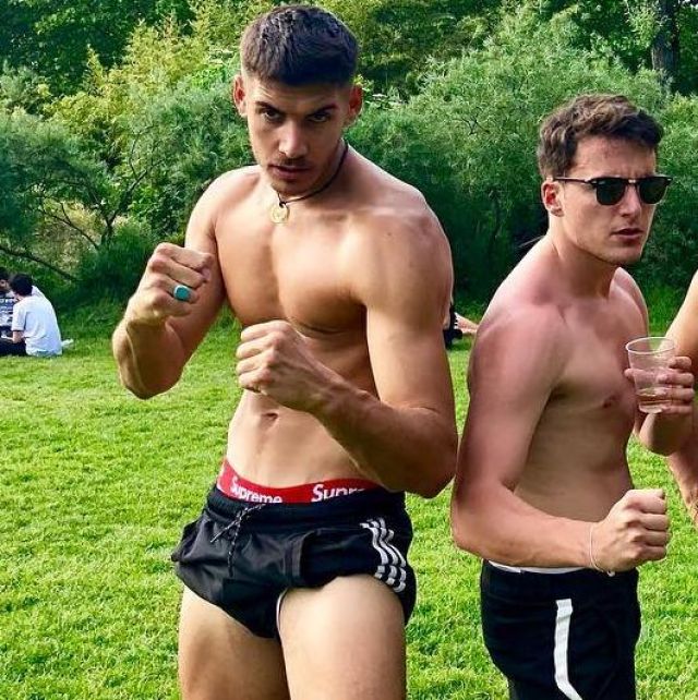 El boxeador supremo del amigo de Hugo Dessioux, también conocido como Hugo All Alone en el césped en una publicación de Instagram