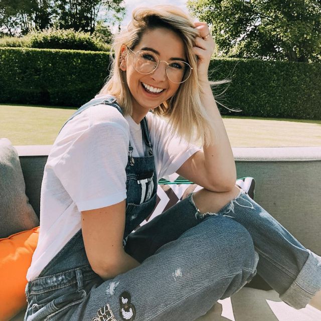 Overalls blue jean slogan "The End" of Zoella (Zoe Suggested) on his account Instagram