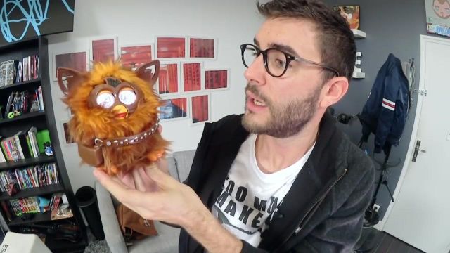 Le Furby Chewbacca (Furbacca) dans la vidéo "Les objets WTF" de Cyprien