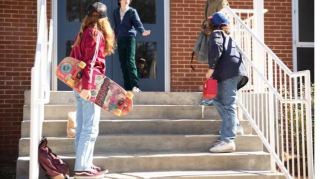 Sneakers bordeaux Vans of Max Mayfield Sadie Sink in Stranger Things S02E03 Spotern