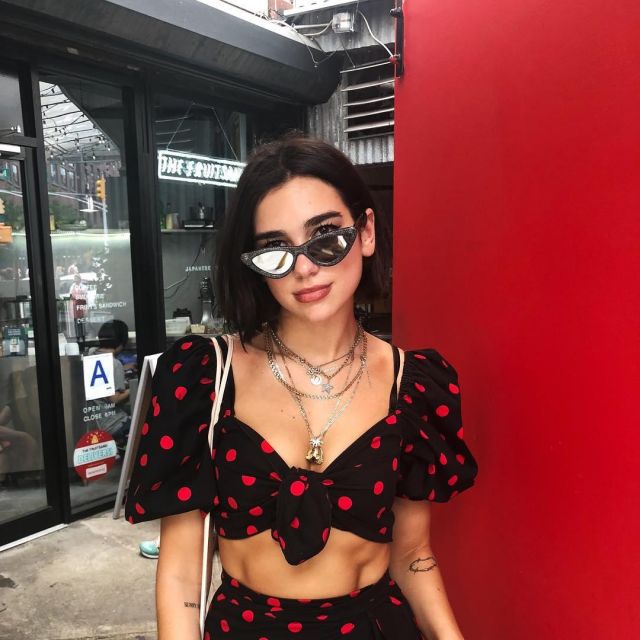 Sunglasses black glitter Dua Lipa on his account Instagram
