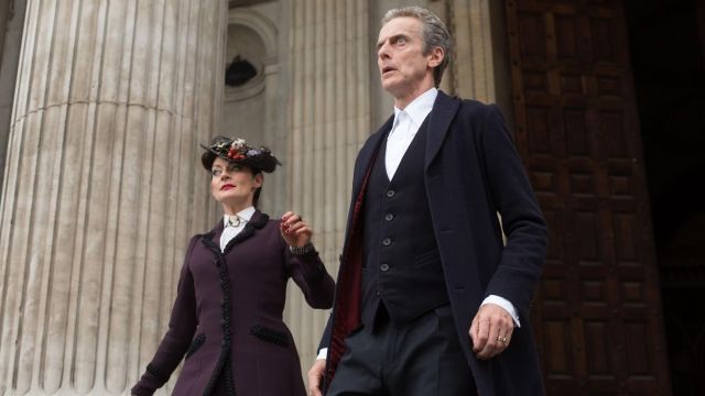 La veste longue à revers rouge du 12th Doc­tor (Peter Capaldi) dans Doc­tor Who