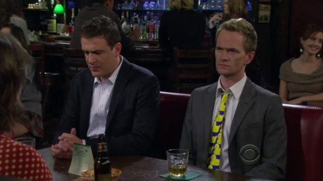 The tie patterned duck Barney Stinson (Neil Patrick Harris) in How I Met Your Mother S07E03