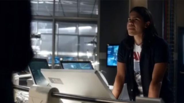 The t-shirt "Paws" Cisco Ramon (Carlos Valdes) in The Flash