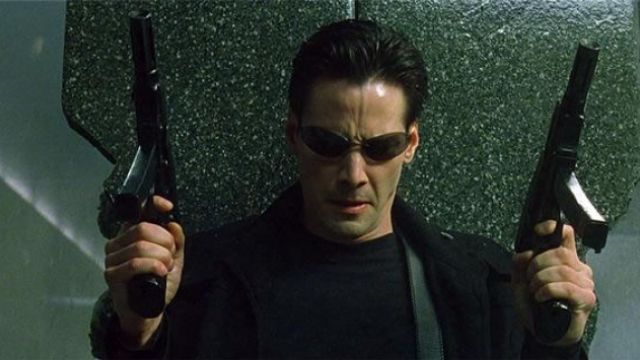 Les lunettes de soleil de Néo (Keanu Reeves) dans la trilogie Matrix