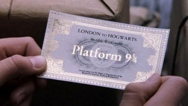 Le billet pour Poudlard de Harry Potter (Daniel Radcliffe) dans Harry Potter à l'école des sorciers