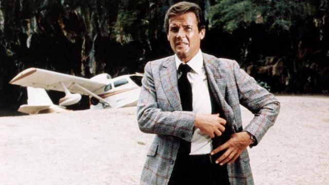 La veste grise de James Bond (Roger Moore) dans L'homme au pistolet d'or