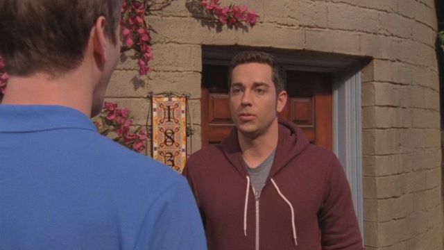 Le sweat à capuche rouge de Chuck (Zachary Levi) dans Chuck